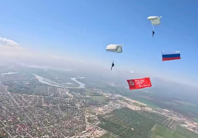 Парашютисты КВВАУЛ развернули Знамя Победы в небе над Краснодаром 
