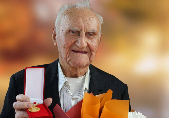 Вениамин Кондратьев поздравил со 100-летием ветерана ВОВ из Краснодара