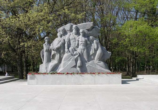 Пятнадцать памятников отремонтируют к 9 Мая в Краснодаре