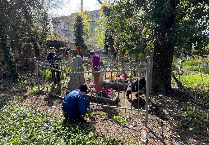 Субботники прошли на воинских захоронениях и в парках Краснодара 