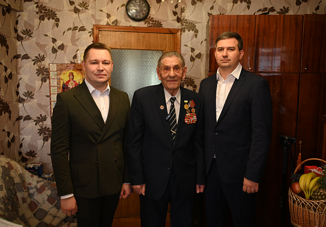 Знак Почётного гражданина Краснодара вручили ветерану ВОВ Степану Кузнецову 