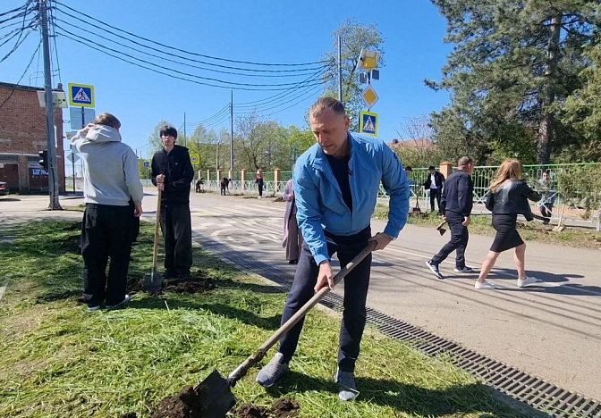 Аллею к 80-летию Победы заложили в школе № 81 в Краснодаре