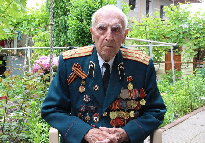 Кондратьев поздравил со столетним юбилеем ветерана Гришина из Ейского района