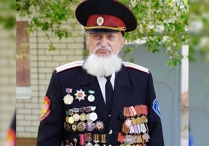 Кондратьев поздравил со 100-летием ветерана из Приморско-Ахтарска