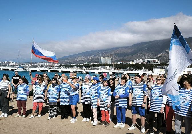 Флешмоб с массовым обливанием в честь 80-летия Победы прошёл в Геленджике