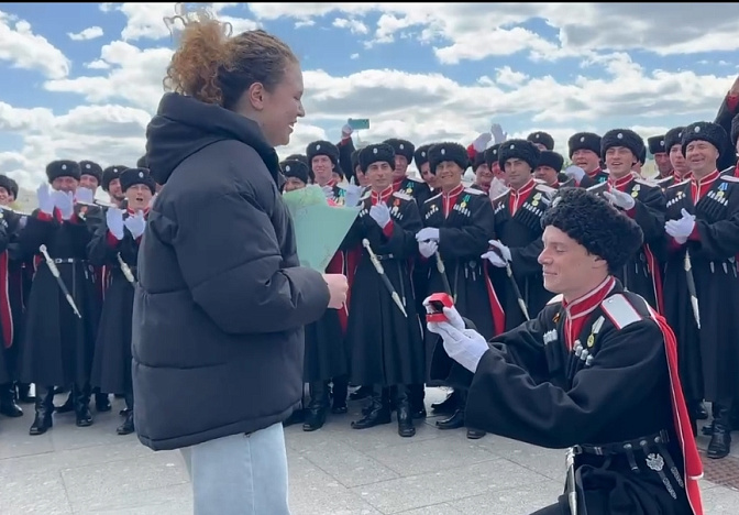 После парада Победы в Москве сделал предложение девушке казак с Кубани 