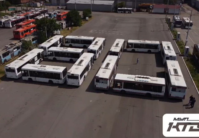 Огромное число 80 составили из автобусов ко Дню Победы в Краснодаре