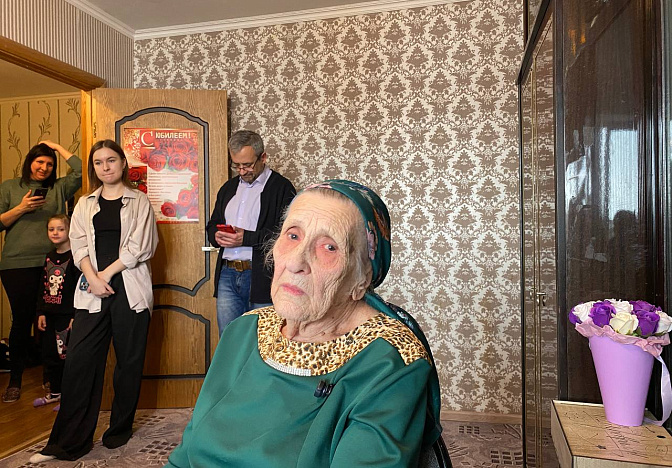 Глава Краснодара поздравил ветерана ВОВ Надежду Топтунову со 100-летием