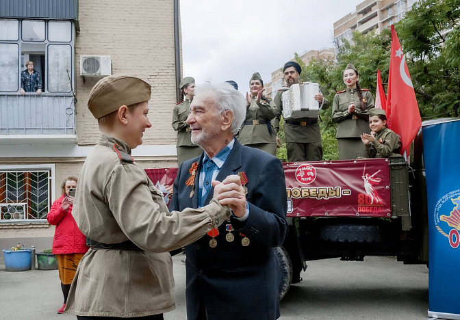 Концерты у домов ветеранов провели в Прикубанском округе Краснодара