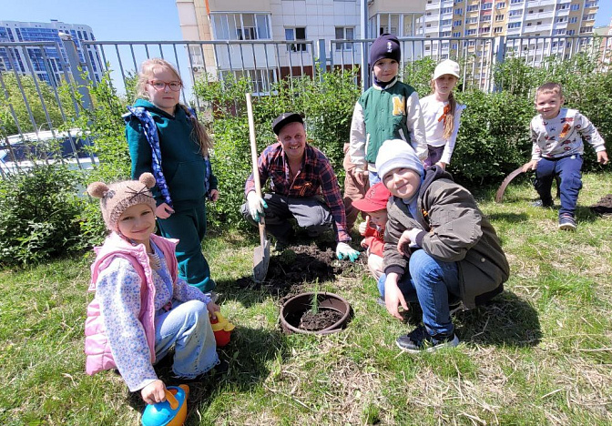 Воспитанники детского сада № 102 посадили сад Победы в Краснодаре 