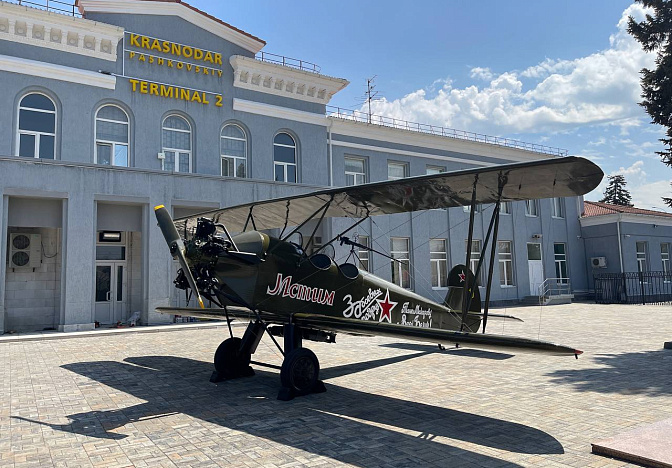Легендарный самолет ПО-2 спустя два года установили перед аэропортом Краснодара