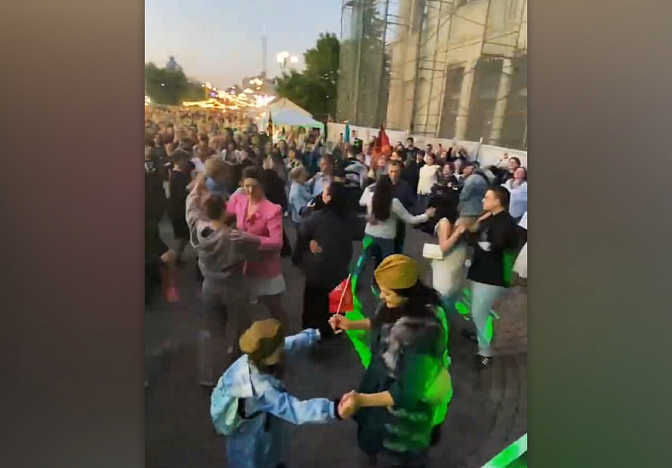 «Победный вальс» станцевали на Пушкинской площади в Краснодаре 