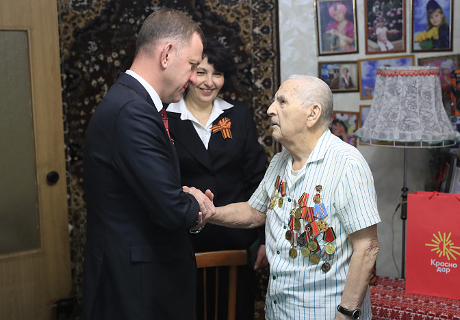 Мэр Краснодара поздравил 100-летнего ветерана Василия Демёхина с Днём Победы