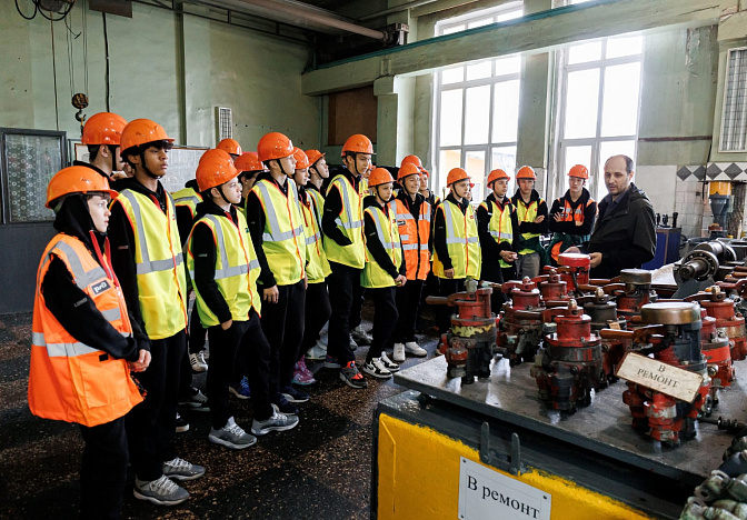 Юные баскетболисты академии «Локомотив-Кубань» посетили железнодорожное депо